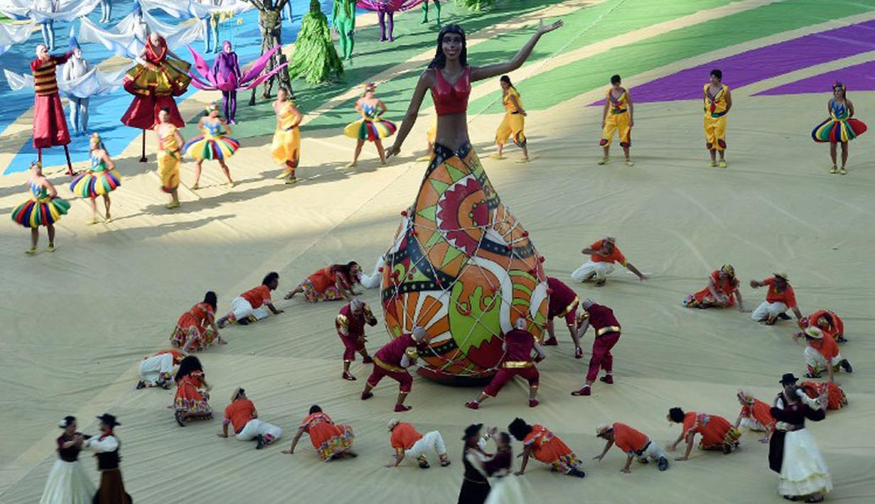 Meski dibayangi aksi unjuk rasa, upacara pembukaan Piala Dunia 2014 tetap berlangsung semarak. Ratusan penari dilibatkan dalam seremoni yang berlangsung di Corinthians Arena, Sao Paolo, Brasil, (13/6/2014). (AFP PHOTO/Francois-Xavier Marit)