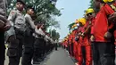 Puluhan personel kepolisian tampak mengamankan aksi demo di depan Istana Merdeka, Jakarta, (15/9/14). (Liputan6.com/Miftahul Hayat)