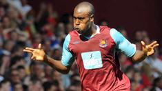 Striker West Ham, Carlton Cole, merayakan gol yang dicetaknya ke gawang Middlesborough. Bomber asal inggris tersebut kini akan memulai petualangan baru dengan bergabung bersama klub raksasa Indonesia, Persib Bandung. (EPA/Gerry Penny)