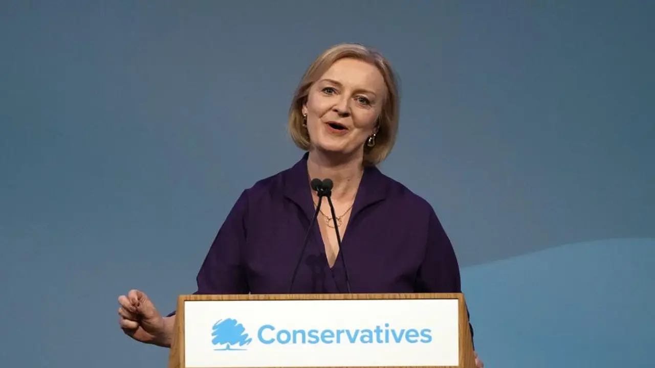 PM Inggris yang baru, Liz Truss berbicara setelah memenangkan kontes kepemimpinan Partai Konservatif di Queen Elizabeth II Center di London, Senin, 5 September 2022. (AP/Frank Augstein)