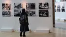 Seorang pengunjung melihat karya fotografi yang dipajang dalam pameran fotografi bertajuk “Semangat Anak Indonesia dalam Bingkai Hitam Putih” di TIM, Jakarta, Selasa (20/3). Pameran ini digelar hingga tanggal 22 Maret. (Liputan6.com/Immanuel Antonius)