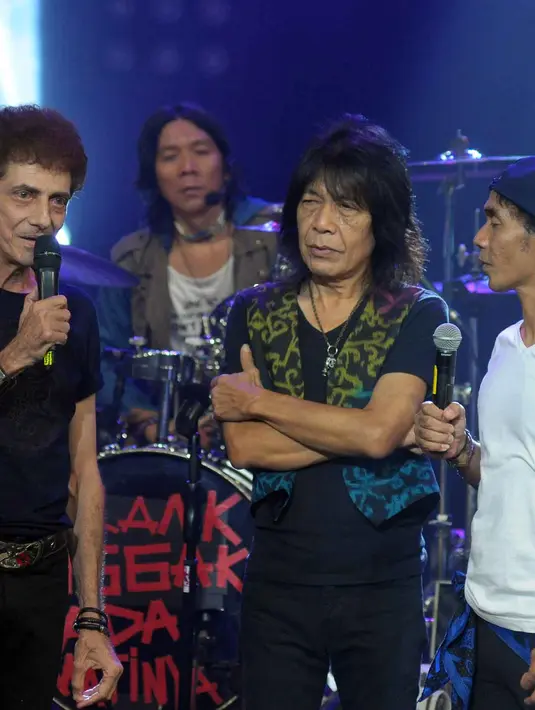 Sebagai salah satu band sukses di tanah air, Slank juga menggaet legenda musik Ahmad Albar dan Ian Antono untuk  'Konser Legenda 32 Tahun Slank’. (Nurwahyunan/Bintang.com)