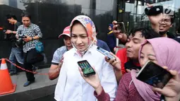Wali Kota Tangerang Selatan Airin Rachmi Diany menjawab pertanyaan saat meninggalkan gedung KPK usai memenuhi panggilan, Jakarta, Selasa (14/11). Airin diperiksa terkait klafikasi penanganan perkara di KPK. (Liputan6.com/Helmi Fithriansyah)