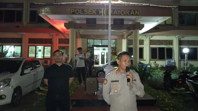 Polsek Kemayoran mengamankan 49 muda mudi yang diduga hendak tawuran. Mereka terjaring saat konvoi di Jalan Dakota Raya Kemayoran, Jakarta Pusat pada Sabtu malam 30 Maret 2024.