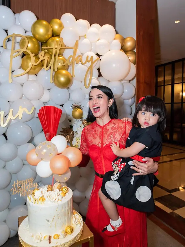 7 Potret Seru Ririn Ekawati Bersama Anak-Anaknya
