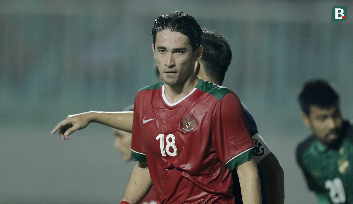 Bek Timnas Indonesia, Gavin Kwan, saat melawan Thailand pada laga persahabatan di Stadion Pakansari, Bogor, Minggu, (03/6/2018). Indonesia bermain imbang 0-0 dengan Thailand. (Bola.com/M Iqbal Ichsan)