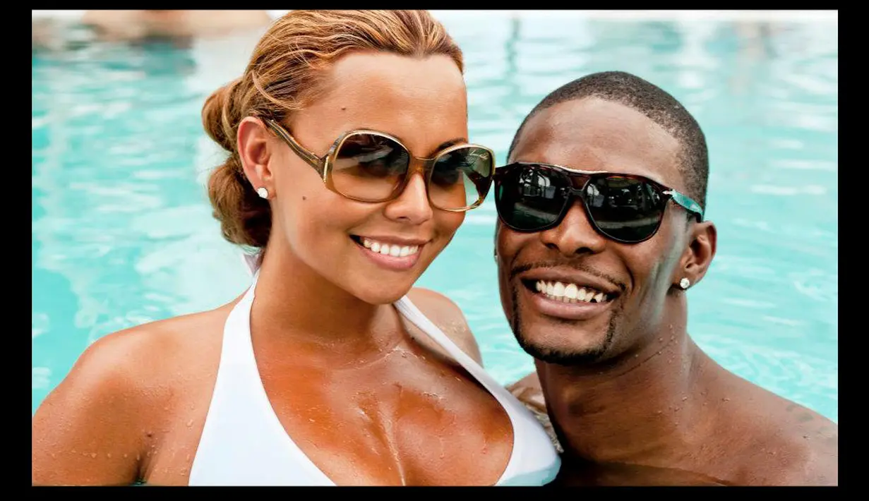Adrienne Bosh dan Chris Bosh saat berenang bersama di sebuah kolam (Instagram)