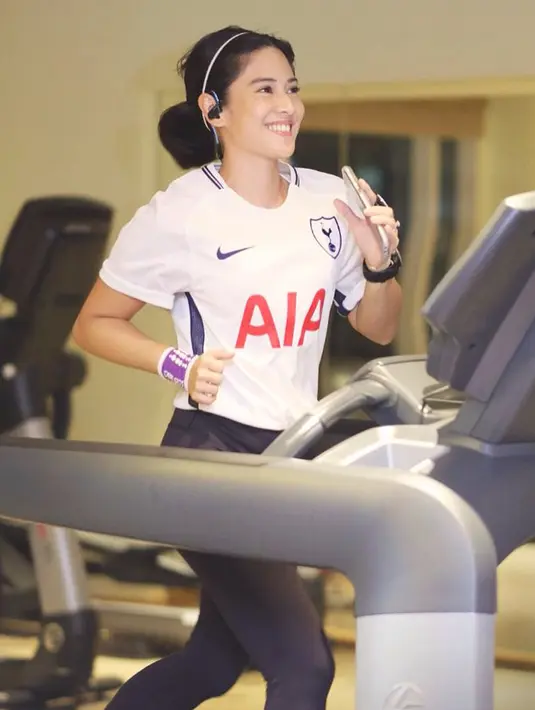 Dian Sastrowardoyo suka dengan berbagai jenis olahraga, akan tetapi ia paling suka olahraga lari. (Foto: instagram.com/therealdisastr)