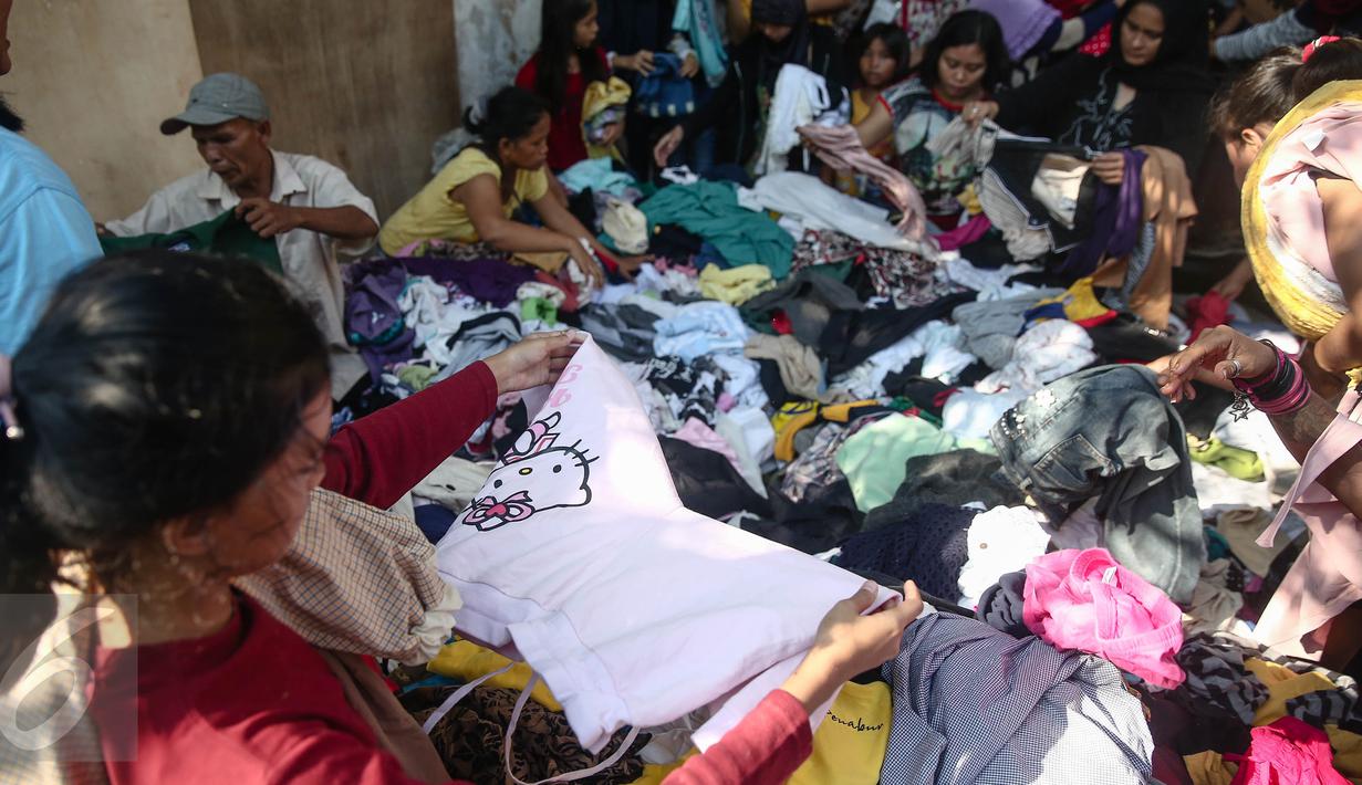 Sejumlah warga memilih pakaian bekas  dalam kegiatan Pasar Murah dari  Hati Suci, Jakarta, (12/6/2016). Pasar Murah yang diselenggarakan oleh Hati Suci tersebut bertujuan sebagai wadah untuk saling berbagi kepada sesama. (Liputan6.com/Faizal Fanani)