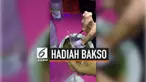Sebuah warung bakso di Indramayu menawarkan promosi tak biasa pada pelanggannya. Mereka menaruh uang tunai dalam kuah baksonya.