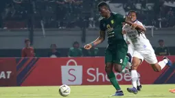 Striker Persebaya Surabaya, Amido Balde, menggiring bola saat melawan Persib Bandung pada laga Liga 1 di Stadion Gelora Bung Tomo, Surabaya, Jumat (5/7). Persebaya menang 4-0 atas Persib. (Bola.com/Aditya Wani)