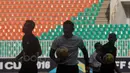 Pelatih Thailand, Kiatisuk Senamuang (tengah) serius memberikan arahan kepada anak asuhnya menjalani uji coba lapangan jelang leg pertama Final Piala AFF 2016  di Stadion Pakansari, Bogor (13/12/2016).  (Bola.com/Nicklas Hanoatubun)