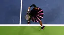 Aksi petenis putri Amerika Serikat, Serena Williams saat melawan Vania King pada turnamen AS Terbuka 2016 di USTA Billie Jean King National Tennis Center, New York (1/9/2016). (AFP/Jewel Samad)