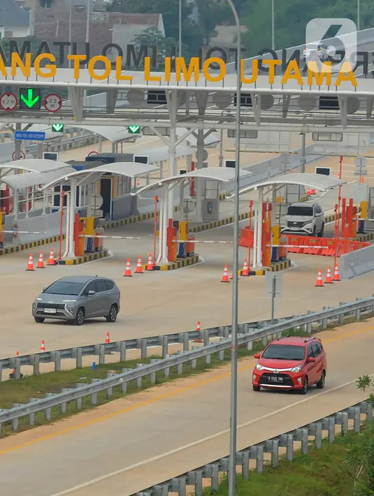 Kendaraan roda emapt melintasi gerbang tol Limo Utama  pada ruas Jalan Tol Serpong-Cinere Seksi 2 Pamulang-Cinere di Limo, Depok, Jumat (22/12/2023). (merdeka.com/Arie Basuki)