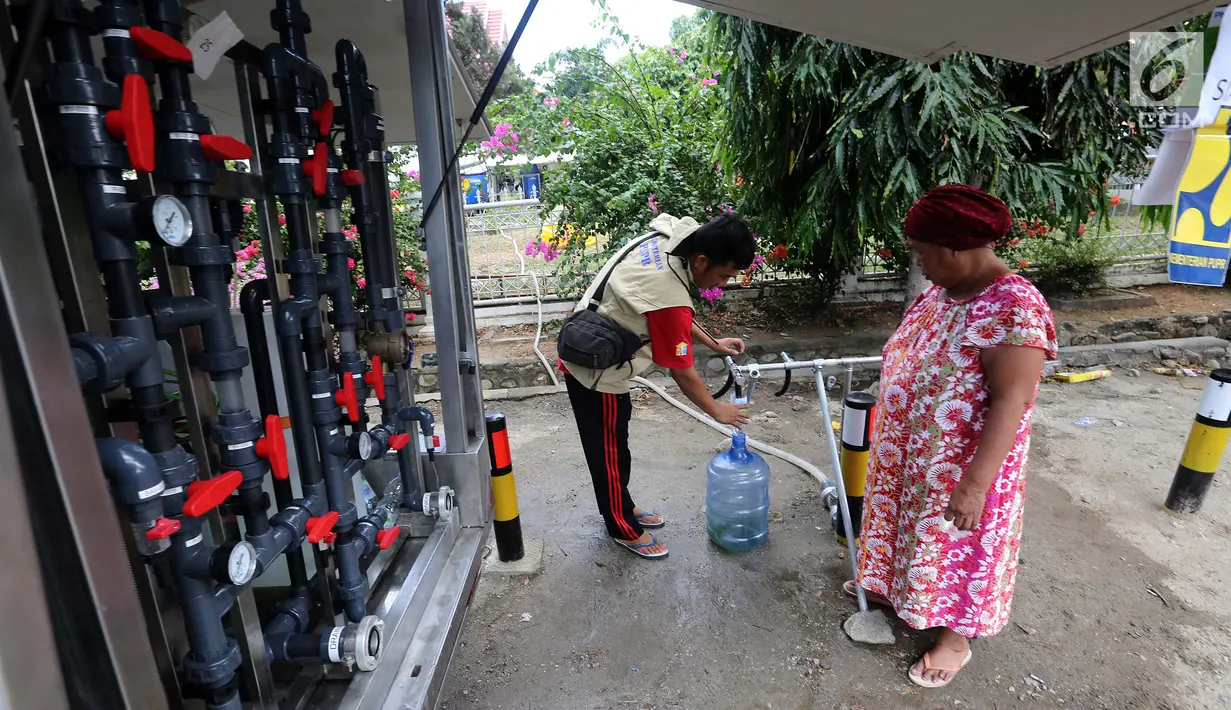 Petugas mengisi air kedalam galon untuk kebutuhan pengungsi dengan menggunakan mobil instalasi pengolahan air Kementerian PUPR di halaman kantor Wali Kota Palu, Sulawesi Tengah, Senin (8/10). Air tersebut layak dikonsumsi. (Liputan6.com/Fery Pradolo)