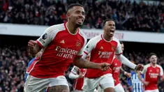 Pemain Arsenal Gabriel Jesus (kiri) melakukan selebrasi usai mencetak gol ke gawang Brighton dan Hove Albion pada pertandingan sepak bola Liga Inggris di Emirates Stadium, London, Inggris, Minggu (17/12/2023). Arsenal memetik kemenangan 2-0 setelah sebelumnya selalu tumbang pada tiga pertemuan di kandang sendiri. (AP Photo/Ian Walton)
