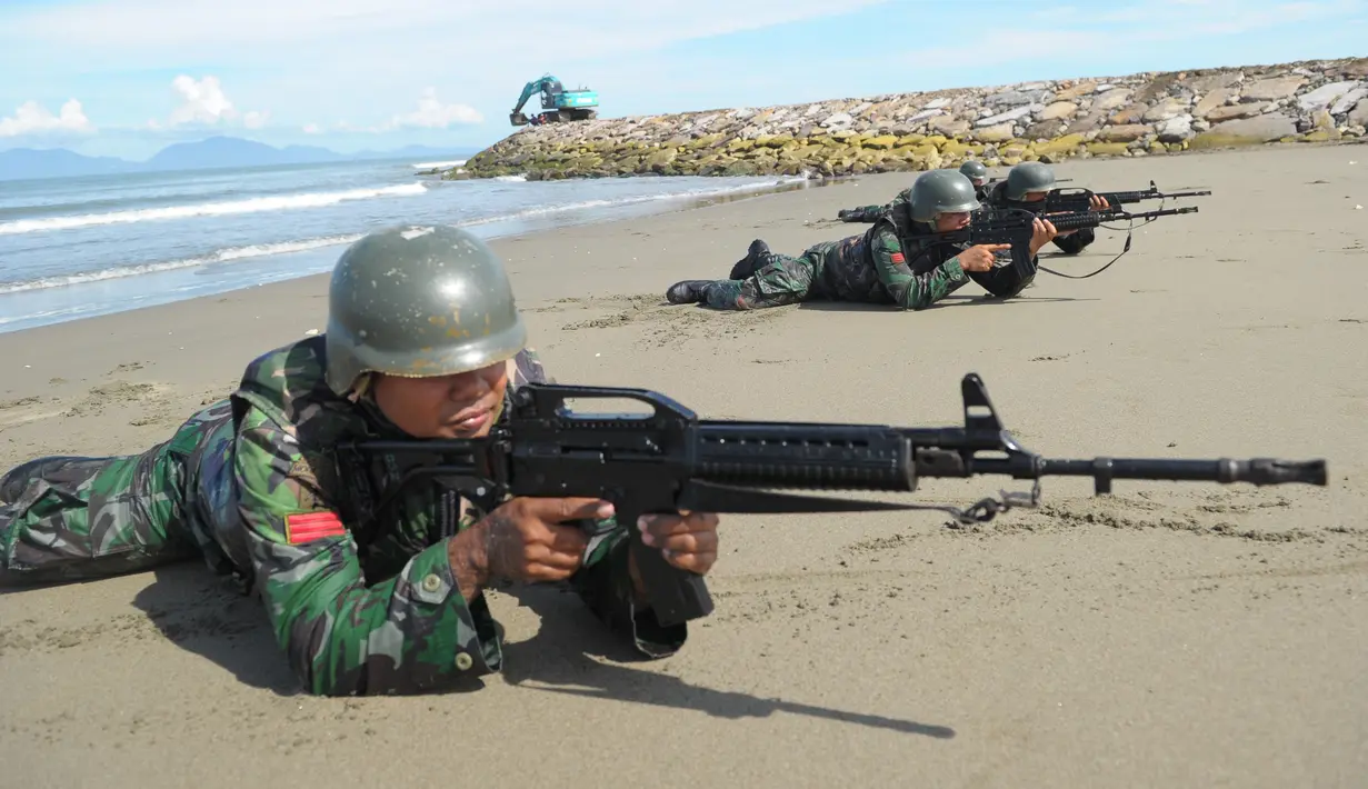 Pasukan Komando TNI beraksi menggunakan senjata saat latihan anti-teror di Pantai Kajhu, Banda Aceh, (22/11). (AFP PHOTO/Chaideer Mahyuddin)