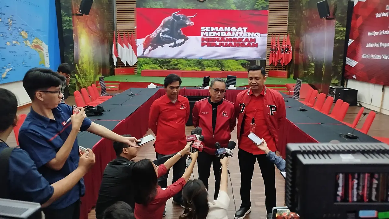 Ketua DPP PDIP Bidang Pemenangan Pemilu Eksekutif, Deddy Sitorus bersama kader PDIP lainnya saat memberikan keterangan pers di Jakarta.