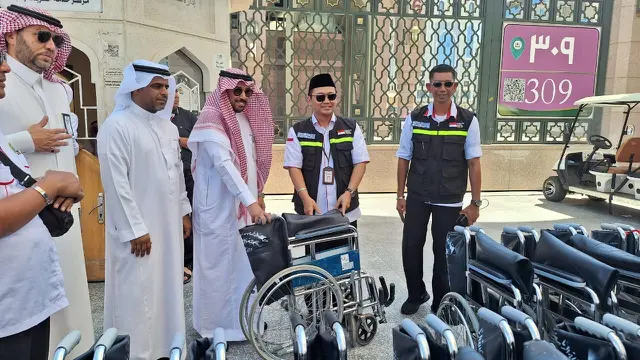 Pengurus Masjid Nabawi memberikan bantuan 15 kursi roda kepada pemerintah Indonesia melalui PPIH Arab Saudi. Kursi roda tersebut akan digunakan untuk melayani jemaah haji Indonesia, khususnya lansia saat beribadah di Masjid Nabawi, Madinah.