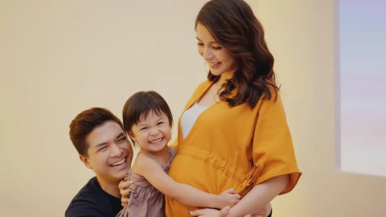 6 Potret Maternity Shoot Chelsea Olivia dan Glenn Alinskie di Rumah, Simpel Penuh Kehangatan