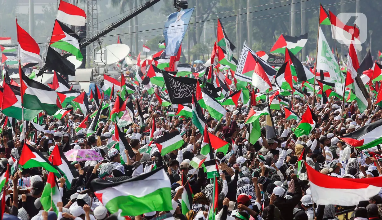 Tidak sedikit dari mereka membawa atribut bendera Indonesia dan Palestina berbagai macam ukuran. (Liputan6.com/Angga Yuniar)
