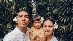 Setelah menikah dengan Irfan Wahyudi atau yang akrab disapa Ippe, hadir Anaku Askara Biru atau Kawa anak laki-laki pertamanya. Cerita dan kisah keluarga kecil Andien makin berwarna. Selalu ada cerita hangat di setiap momen kebersamaan mereka. (Liputan6.com/IG/andienaisyah)