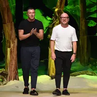 Stefano Gabbana dan Domenico Dolce (Foto: AFP / ALBERTO PIZZOLI)