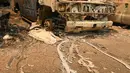 Logam cair mengalir menjauh dari kendaraan Hummer yang terbakar saat kebakaran Dixie di pusat Kota Greenville, California, Amerika Serikat, 5 Agustus 2021. Kebakaran Dixie menjalar ke pemukiman di Greenville. (JOSH EDELSON/AFP)