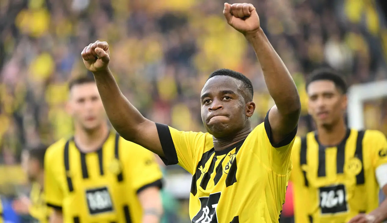 Youssoufa Moukoko yang kini tengah menjalani musim keempat bersama Borussia Dortmund masih tercatat sebagai pemain termuda yang melakukan debut di Liga Champions. Momen itu terjadi pada laga matchday ke-6 Grup F Liga Champions 2020/2021 (8/12/2020) saat Borussia Dortmund menang 2-1 di markas Zenit St Petersburg. Saat itu ia masih berusia 16 tahun dan 18 hari. (AFP/Ina Fassbender)