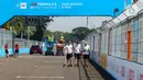 Sejumlah pembalap beserta kru tim peserta lomba balap mobil listrik Formula E melakukan persiapan dan driver track walk di lintasan sirkuit JIEC, Ancol, Pademangan, Jakarta Utara, Jumat (3/6/2022). Sesi driver track walk digunakan para pebalap dan kru untuk mengukur panjang lintasan serta adaptasi terhadap sirkuit.  (Liputan6.com/Herman Zakharia)