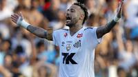 Penyerang Santos, Neymar, berselebrasi di akhir pertandingan Brasileirao Serie A antara Santos melawan Cruzeiro di Stadion Urbano Caldeira, Santos, Senin (8/12/2025) WIB. (Miguel Schincariol / AFP)
