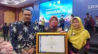 Sekretaris Daerah Kota Bontang Aji Erlinawati saat menunjukkan piagam pernghargaan dari ANRI atas keberhasilannya dalam menerapkan Sistem Informasi Kearsipan Dinamis Terintegrasi atau Srikandi. Bontang menjadi satu dari delapan kabupaten dan kota di Indonesia yang meraih penghargaan ini.