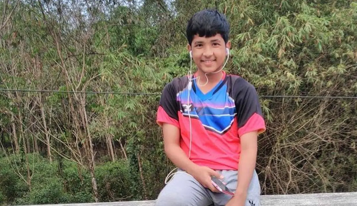 Foto Jirayut remaja ini sukses bikin gemas warganet. Ekspresi polos Jirayut yang tersenyum ramah ini menjadi bukti bahwa Jirayut memang sosok yang kalem. Foto lawas ini pun banjir like dan komentar dari para penggemar Jirayut. (Liputan6.com/jirayutdaa4official)