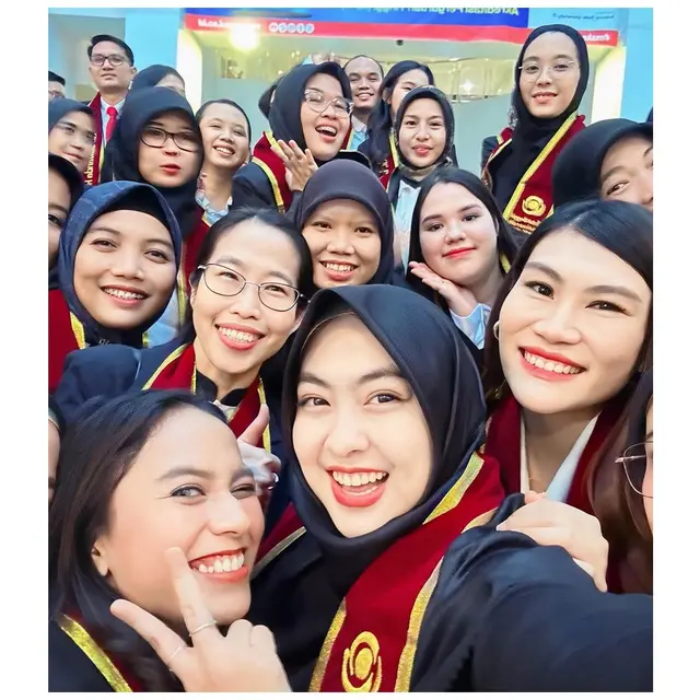 6 Potret Shindy Putri Kakak Ria Ricis Yudisium S2 Prodi MARS, Lulus Bareng Suami