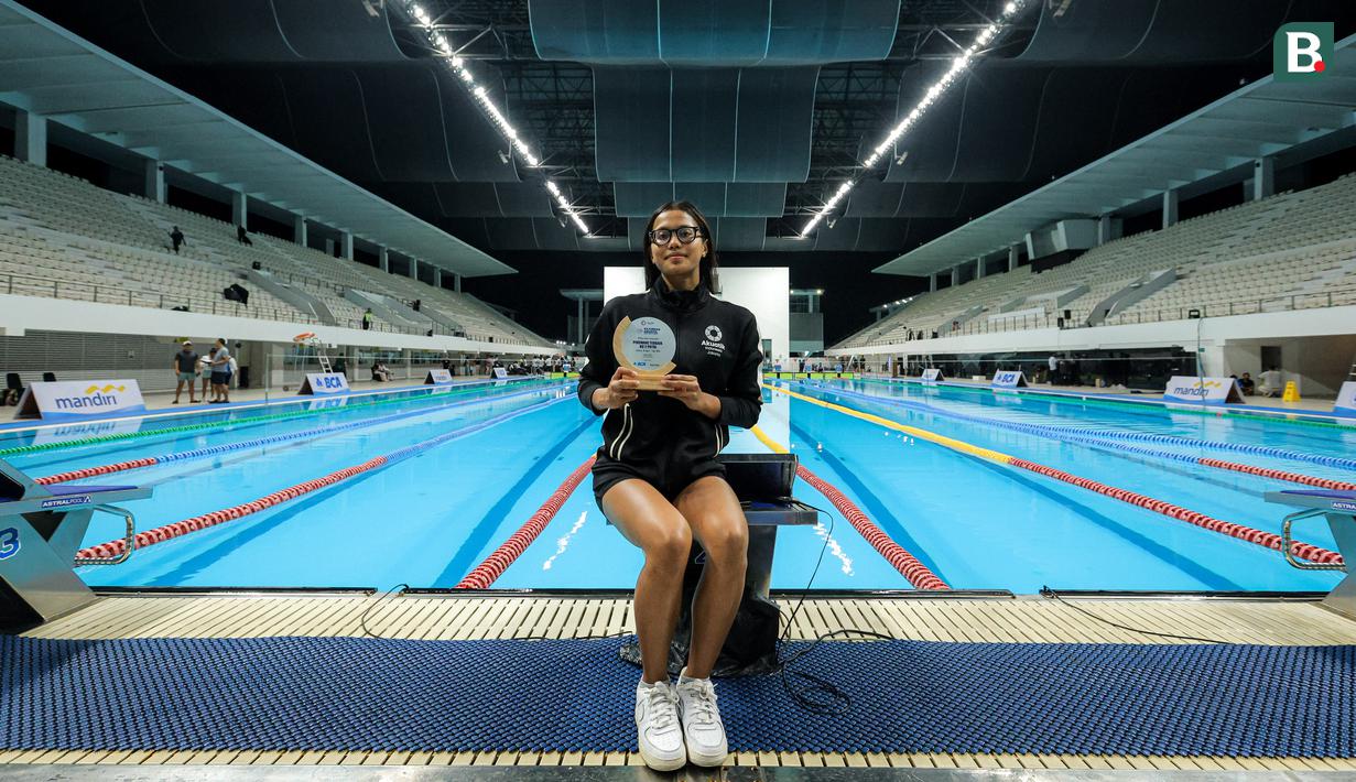 Perenang DKI Jakarta, Adelia Chantika berpose dengan memegang penghargaan perenang putri terbaik KU 2 (Kelompok Umur 2) dalam Kejuaraan Nasional Akuatik Indonesia 2026 di Stadion Akuatik Gelora Bung Karno, Senayan, Jakarta, Jumat (01/05/2026). (Bola.com/Bagaskara Lazuardi)