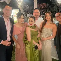 Gaya Geng Cendol Hadir di Pernikahan Luna Maya dan Maxime Bouttier. [titi_kamall]
