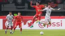 <p>Pemain Persija Jakarta, Rizky Ridho (kiri) berebut bola dengan pemain Borneo FC, Felipe Cadenazzi dalam pertandingan pekan ketujuh BRI Liga 1 2023/2024 yang berlangsung di Stadion Patriot Candrabhaga, Bekasi, Rabu (9/8/2023). (Bola.com/Bagaskara Lazuardi)</p>