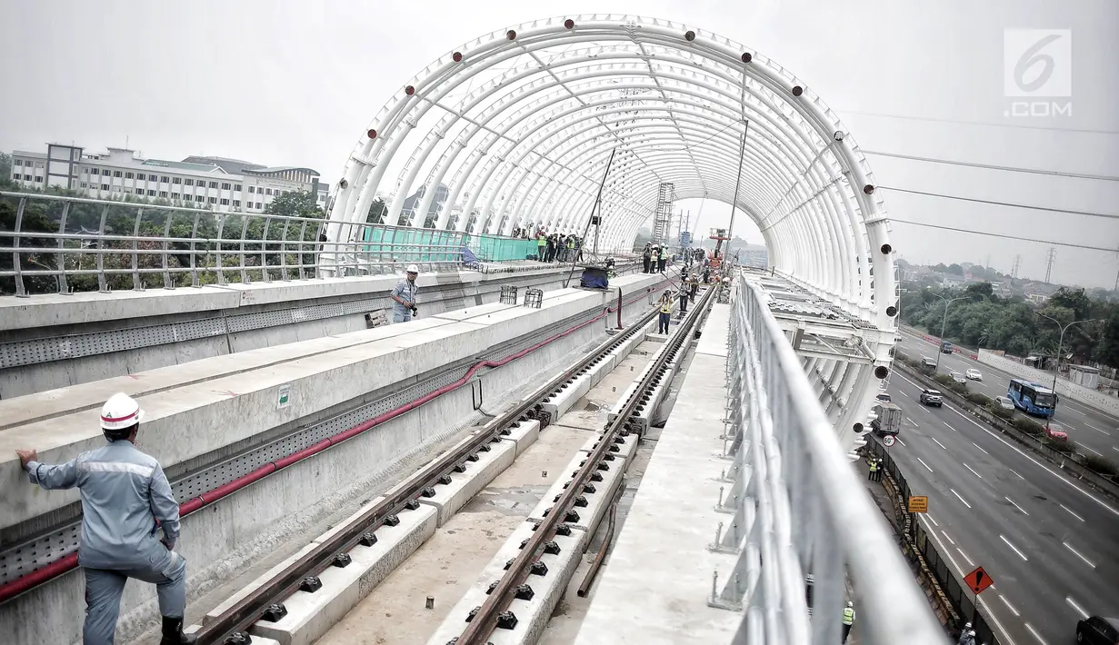 Suasana proyek pembangunan Light Rail Transit (LRT) Jabodebek di Stasiun LRT TMII, Jakarta, Senin (14/1). Stasiun LRT TMII yang dibangun dua lantai ditargetkan selesai akhir April 2019. (Liputan6.com/Faizal Fanani)
