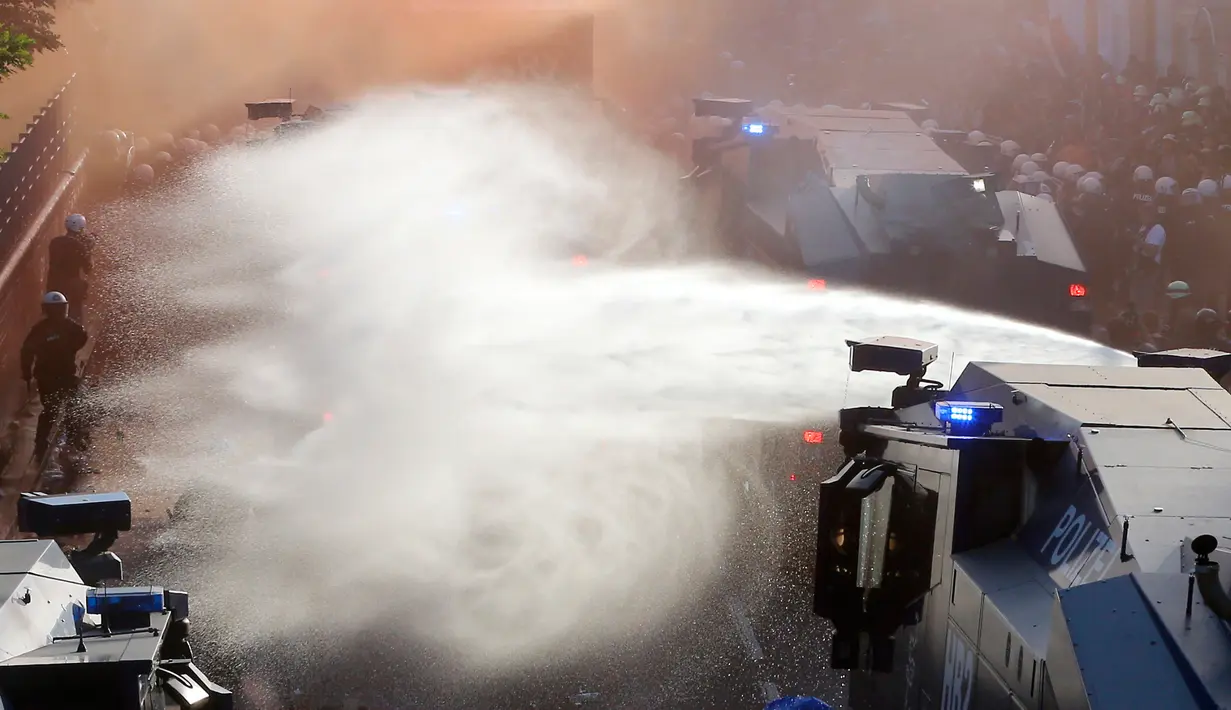Polisi menggunakan meriam air untuk melawan demonstran yang menentang penyelenggaraan KTT G20 di Hamburg, Kamis (6/7). Polisi antihuru-hara Jerman bentrok dengan pengunjuk rasa jelang pertemuan puncak G20 yang digelar pada 7-8 Juli. (AP/ Michael Probst)