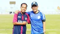 Asisten pelatih PSBI Blitar, Agus Priyanto, bersama pelatih Persebaya Surabaya, Aji Santoso. (Bola.com/Gatot Susetyo)