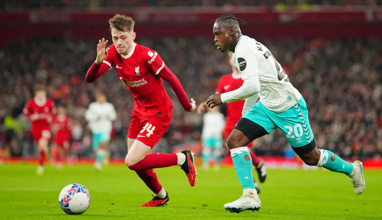 Di babak kedua, Liverpool meningkatkan tensi permainan. (AP Photo/Jon Super)