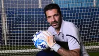 Kiper Parma, Gianluigi Buffon berpose saat wawancara di Pusat Olahraga Collecchio, di Parma pada 27 Oktober 2022. (AFP/Miguel Medina)