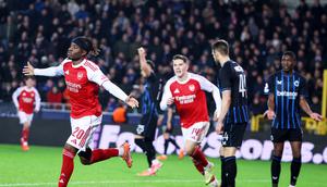 Selebrasi Noni Madueke usai mencetak gol kedua Arsenal ke gawang Club Brugge di matchday 6 league phase Liga Champions 2025/2026 di Jan Breydel Stadium, Kamis (11/12/2025) dini hari WIB. (AP Photo/Omar Havana)