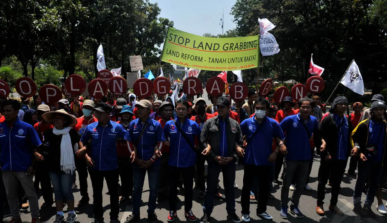 Bersama dengan Front Pemuda Penegak Hak-hak Rakyat (FPPHR), para petani berunjuk rasa menuntut agar nasib petani lebih diperhatikan, Jakarta, (24/9/14). (Liputan6.com/Johan Tallo)