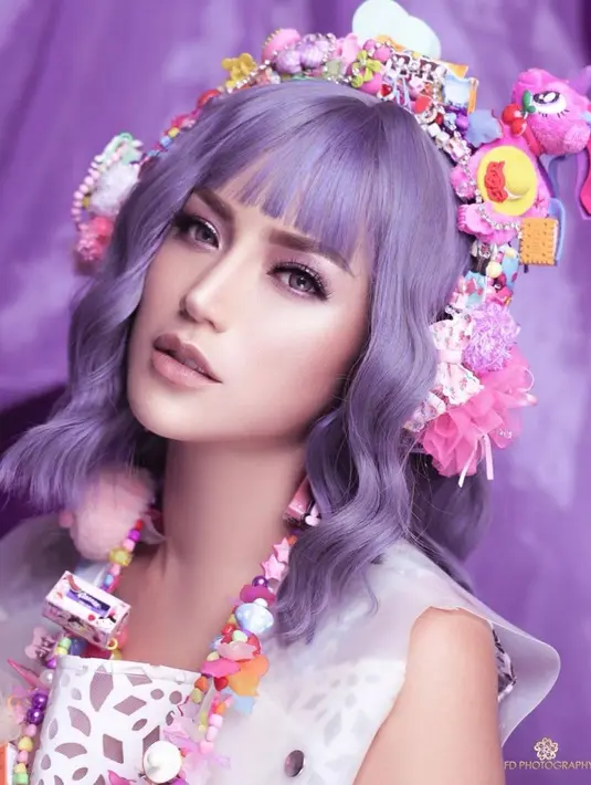Tak hanya warna-warna netral, aktris cantik ini juga sempat menggunakan warna rambut yang nyentrik seperti warna ungu. Penampilan Jedar yang unik dan nyentrik ini terlihat bak boneka. (Liputan6.com/IG/@inijedar)