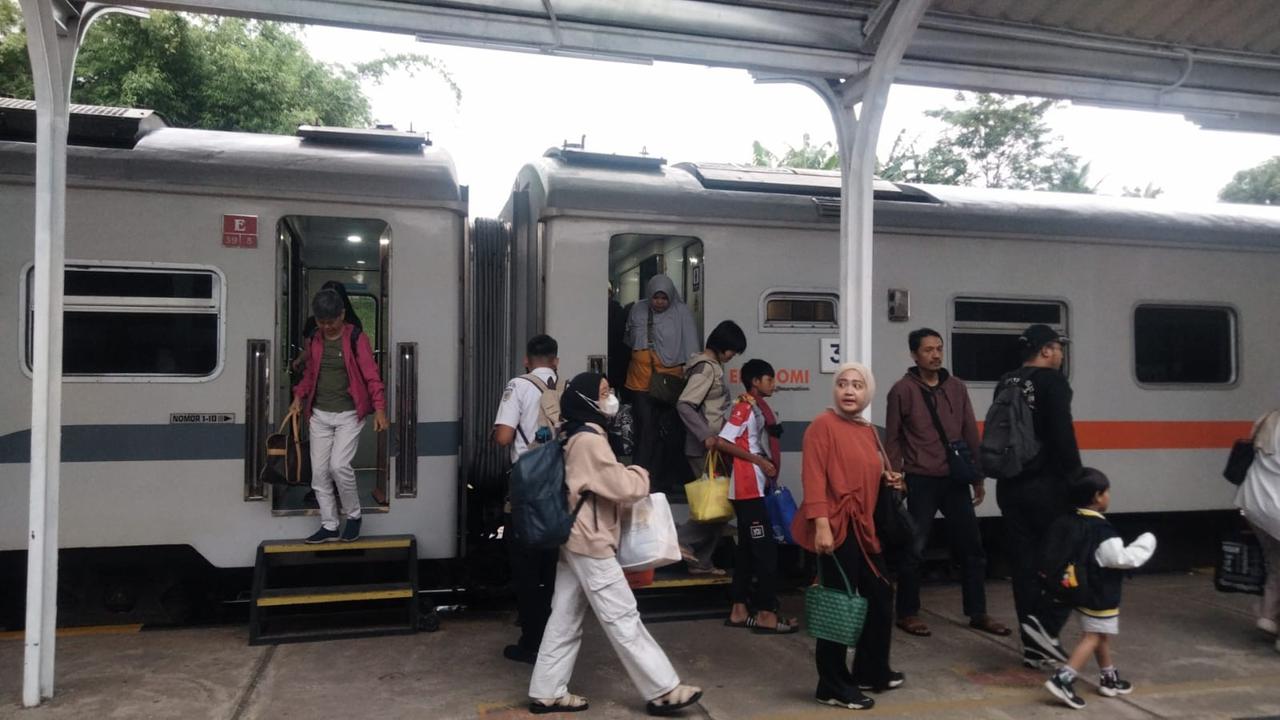 Para penumpang turun di Staisun Banyuwangi Kota pada angkutan Nataru 2024/2025 ini (Istimewa)