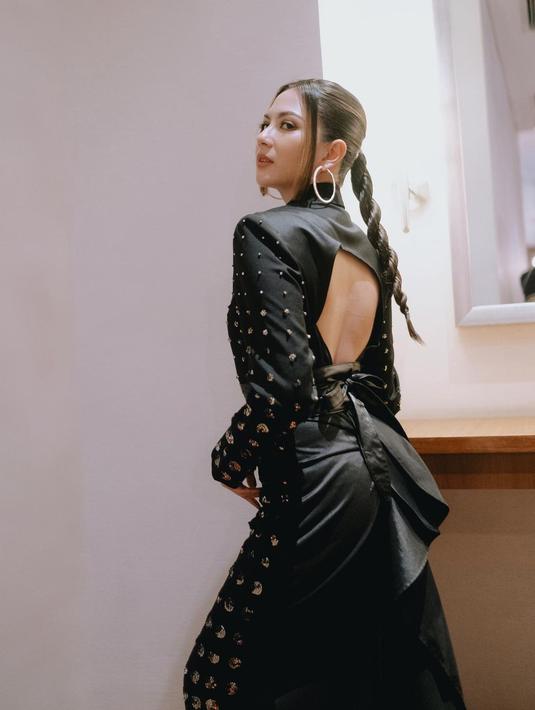 Nuansa gelap warna hitam gaun Jessica Mila memang kerap mendominasi. Ditambah warna bintik emas yang memberikan kesan elegan. (Liputan6.com/IG/@jscmila).