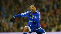 Aksi Ronaldinho pada sebuah pertandingan amal bertajuk 'UNICEF Match For Children', di Stadion Old Trafford (14/11/2015). Ronaldinho berniat kembali merumput untuk memperkuat tim Chapecoense (EPA/Peter Powell)