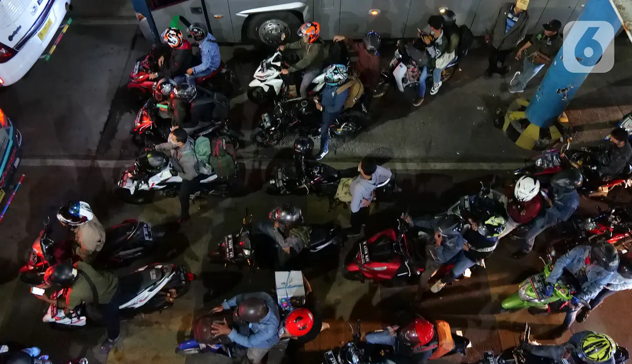 Sejumlah pemudik motor mengantre menaiki kapal di Pelabuhan Merak, Banten, Rabu (5/5/2019) dini hari. Satu hari sebelum larangan mudik diberlakukan pada 6 Mei 2021, para pemudik yang akan menuju Pulau Sumatera mulai memadati Pelabuhan Merak. (Liputan6.com/Herman Zakharia)