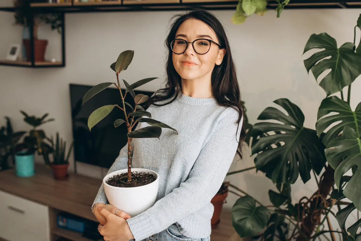 perempuan berkebun